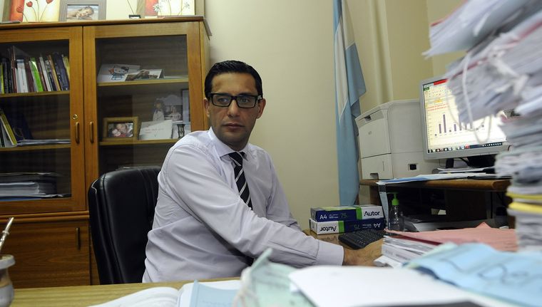 sebastian sarmiento juez en su oficina (3).JPG