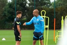 Julián Álvarez y Pep Guardiola El exdelantero de River charló con el entrenador en la práctica de Manchester City.
