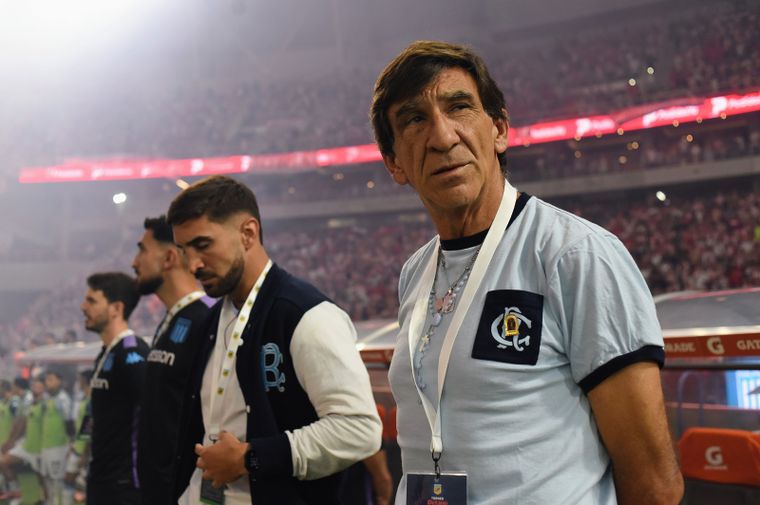 Gustavo Costas le comunicará a Diego Milito que seguirá siendo el DT de Racing en 2026. Gustavo Costas le comunicará a Diego Milito que seguirá siendo el DT de Racing en 2026.