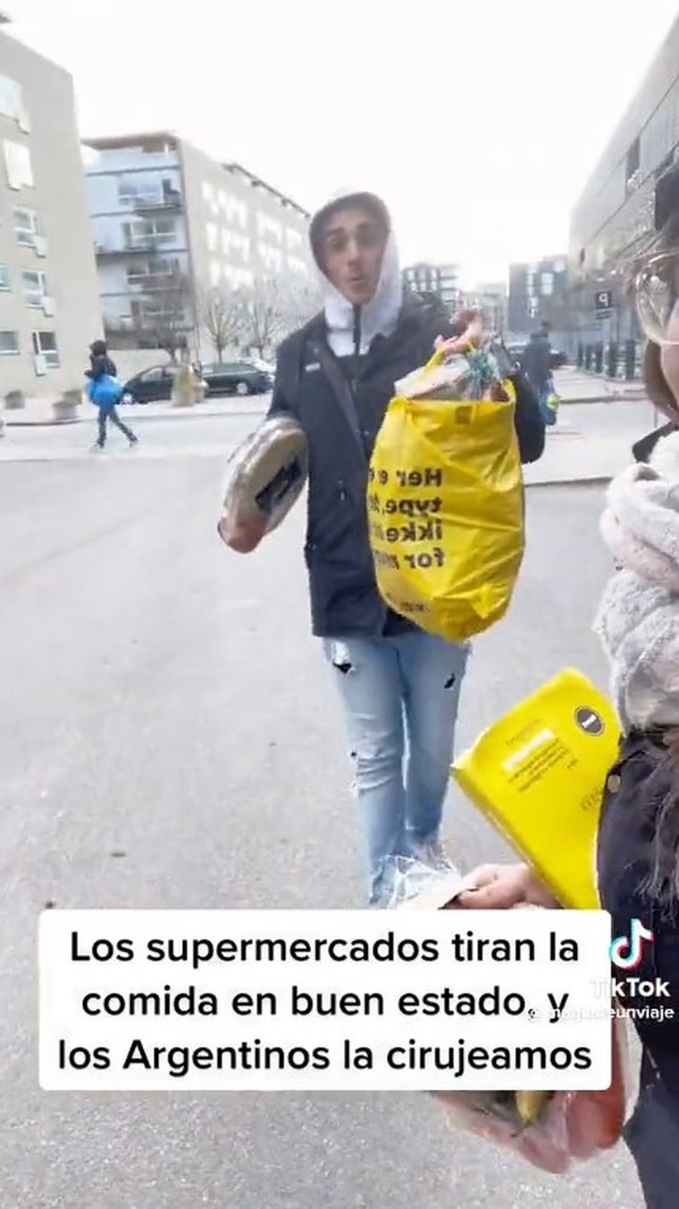 Argentinos comen comida de la basura en Dinamarca Foto: TikTok/@magiadeunviaje