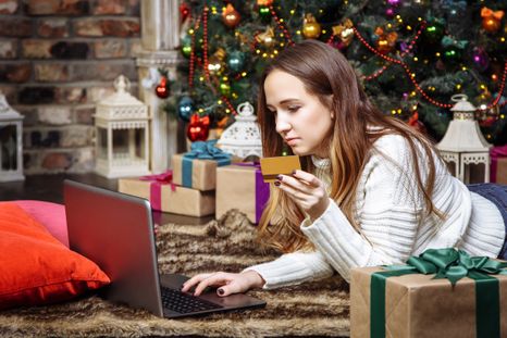 Los sitios fraudulentos, las conexiones inseguras y los dispositivos desactualizados representan otro punto crítico durante las compras online.