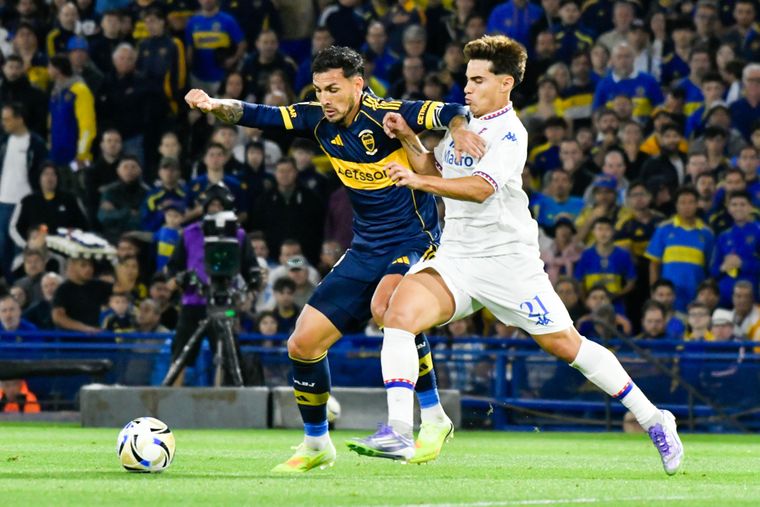Leandro Paredes, la gran figura de este Boca, cubre el bal&oacute;n ante la marca de Medina, mediocampista de Tigre.