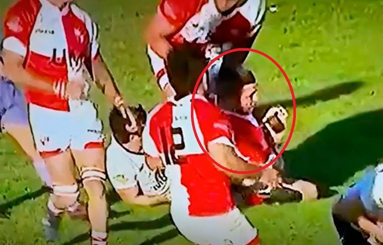 El momento en que Sánchez le tuerce el pie intencionalmente a Marzano.