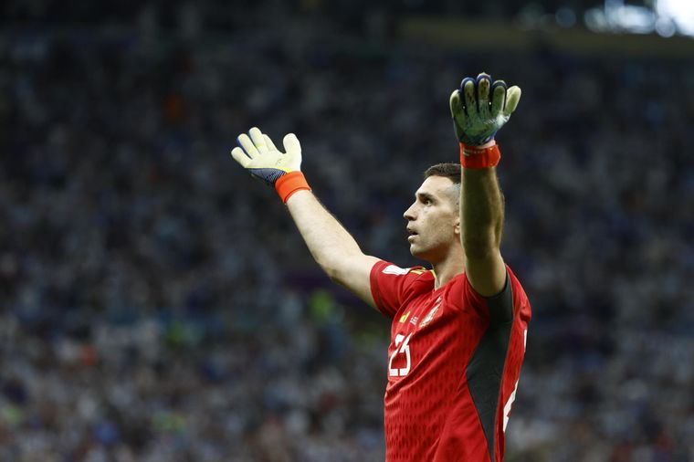 Dibu, picantísimo contra el banco de Países Bajos. Foto: EFE