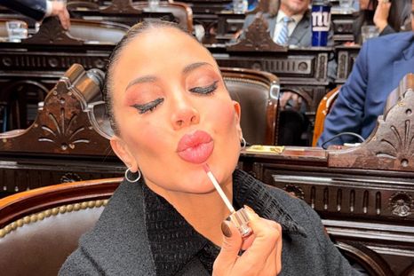 La flamante diputada y sus fotografías en el recinto. La flamante diputada y sus fotografías en el recinto.