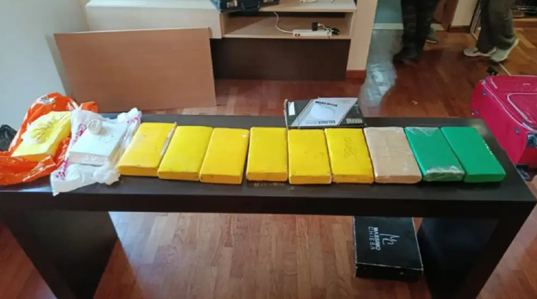 Al allanar el domicilio del narcotraficante, encontraron 12 kilos de cocaína y más de 30 plantas de marihuana.