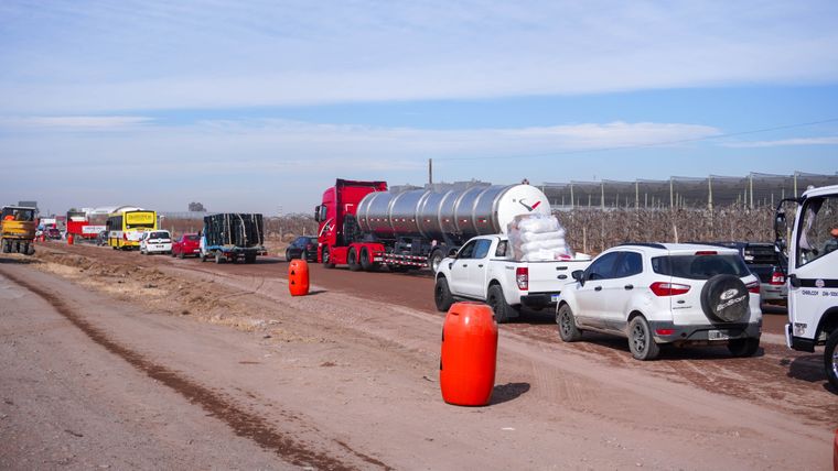 La convivencia entre los desvíos y el intenso movimiento vehicular complicó el tránsito en uno de los accesos más utilizados de Mendoza. La convivencia entre los desvíos y el intenso movimiento vehicular complicó el tránsito en uno de los accesos más utilizados de Mendoza.
