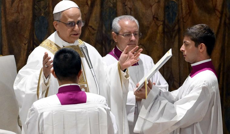 Todos los cardenales estuvieron en la primera misa de León XIV. Foto: Efe.