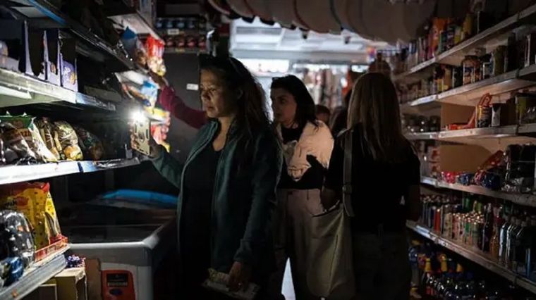 Miles de negocios se han quedado sin electricidad este lunes en la Península Ibérica. Foto: BBC