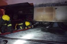 Los bomberos tratan de apagar el incendio del cambión Foto: Foto: En Línea Noticias