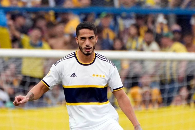 El defensor generó mucho revuelo en redes sociales por aparecer con un short de Independiente, club en el que se formó como futbolista Foto: Boca Juniors