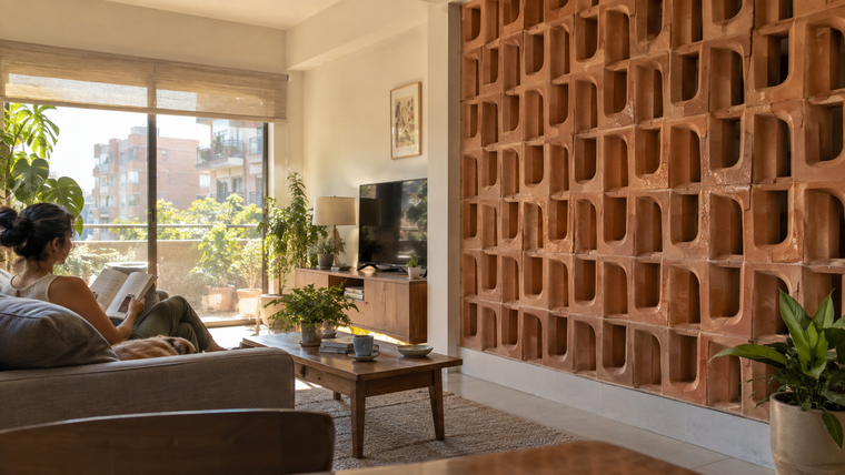 La pared está formada por bloques de cerámica porosa fabricados con una impresora 3D.