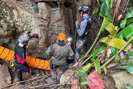 El sistema de cuevas, que se extiende a gran profundidad bajo tierra, también es extremadamente estrecho, con algunas cámaras que miden solo unos 50 cm de ancho, según los equipos de rescate. El sistema de cuevas, que se extiende a gran profundidad bajo tierra, también es extremadamente estrecho, con algunas cámaras que miden solo unos 50 cm de ancho, según los equipos de rescate.