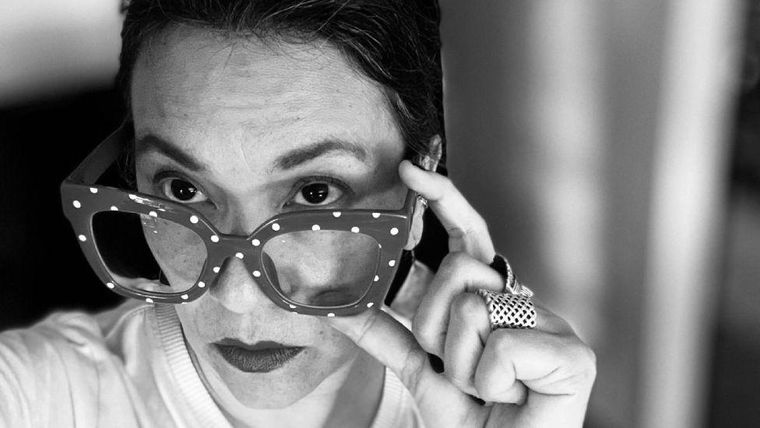 Guadalupe Caro Cocotle es licenciada en historia de la música, doctora en musicología y ha hecho estudios de género. Juan Gabriel ha sido de sus principales objetos de estudio.