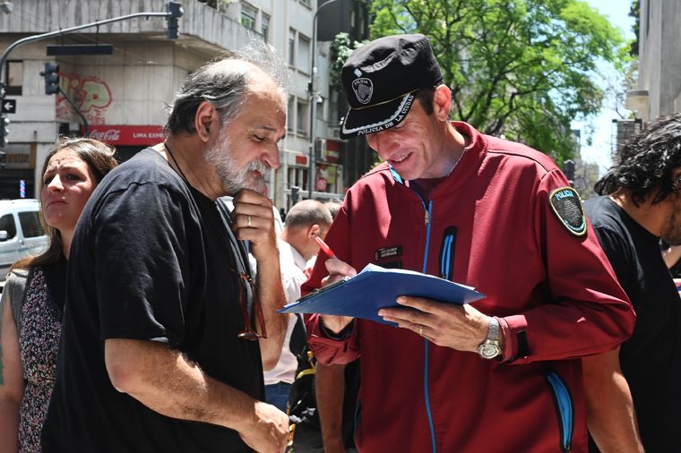 Mientras los conflictos continúan, el Gobierno nacional busca corregir sus números en el marco de los planes sociales Foto: Telam