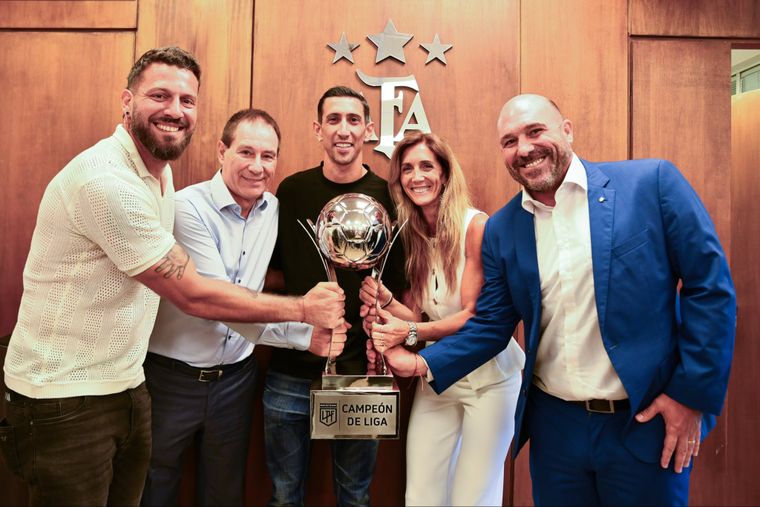 Jorge Broun, Ariel Holan, Ángel Di María, Carolina Cristinziano y Gonzalo Belloso, con el trofeo de campeón de la Liga Profesional 2025.