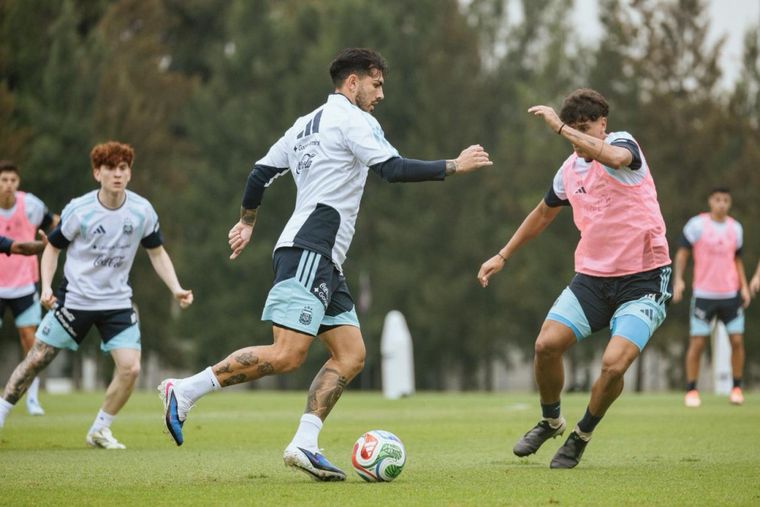 Leandro Paredes y Valentín Barco compartieron mediocampo en la Selección argentina. Leandro Paredes y Valentín Barco compartieron mediocampo en la Selección argentina.