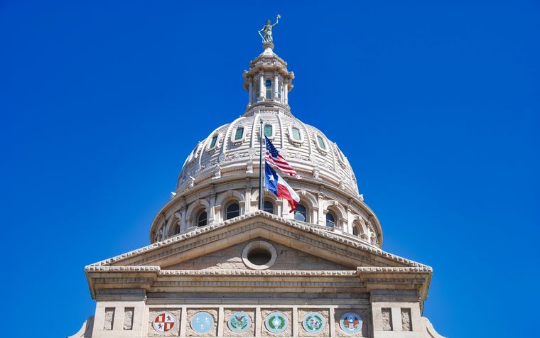Capitolio de Texas en Austin con la bandera de Estados Unidos y el estado Foto: Shutterstock