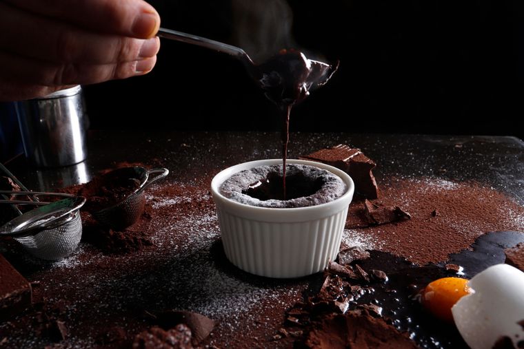 La receta de soufflé de chocolate es un postre clásico francés conocido por su textura ligera y esponjosa. La receta de soufflé de chocolate es un postre clásico francés conocido por su textura ligera y esponjosa.