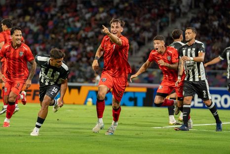 ¡Gritálo, pibe! Valentino Simoni abrió el marcador con un impecable anticipo ofensivo luego del córner ejecutado por Julián Ceballos, otro ex Boca. ¡Gritálo, pibe! Valentino Simoni abrió el marcador con un impecable anticipo ofensivo luego del córner ejecutado por Julián Ceballos, otro ex Boca.