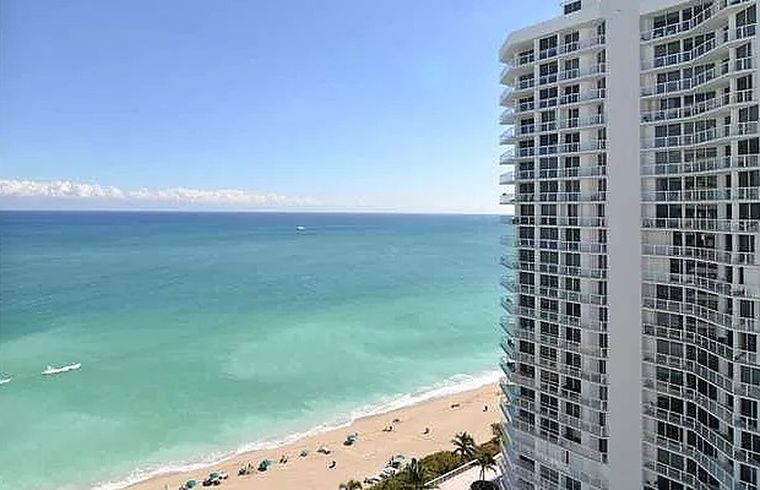 Las torres donde se encuentra el inmueble dan al mar