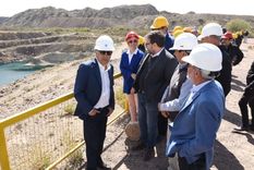 Cornejo, recorriendo Sierra Pintada. El Gobierno autorizó el saneamiento, pero el proceso está demorado. Foto: Gobierno de Mendoza