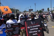 Naciones Unidas prepara una nueva Ruanda en Haití, dice el cartel de un manifestante. El país está en una peligrosa espiral de inestabilidad. Foto: @coachbenbens