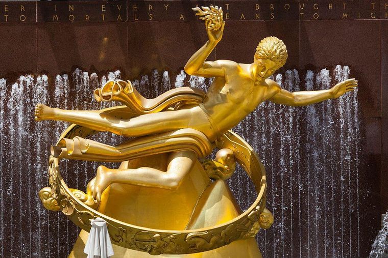 "Prometeo, maestro en todas las artes, trajo el fuego que ha demostrado ser un medio para los mortales para fines poderosos", se lee en la icónica escultura de Paul Manship en el Rockefeller Center en Nueva York.