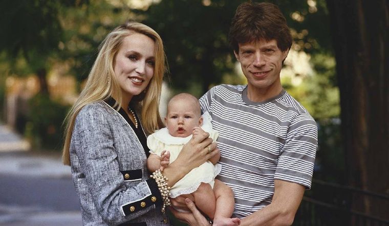 Mick Jagger en sus inicios como padre. ¿Quién hubiera pensado que tendría tanta experiencia?
