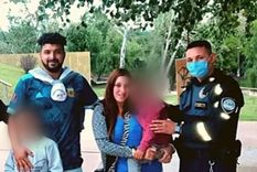 dos policias salvaron a un nino que se ahogaba por comer un pastelito