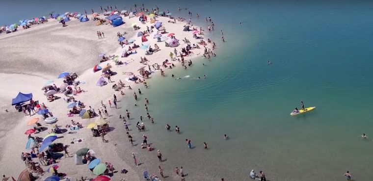 Las playas de la Patagonia argentina combinan mar abierto, paisajes naturales y una tranquilidad difícil de encontrar.