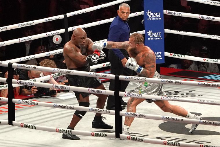 Jake Paul conecta a Mike Tyson con un directo de derecha. Foto: EFE