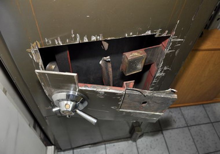 Así quedó la caja fuerte violentada por los delincuentes. Foto: Nacho Gaffuri / MDZ