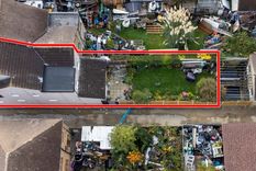 La casa cercada, en Londres, se llena de ratas. Foto: TheSun.