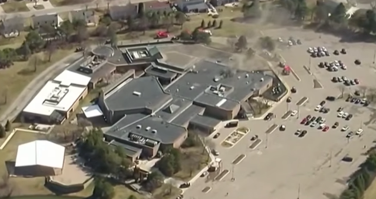 Un colectivo embistió a una sinagoga en la ciudad de Michigan, Estados Unidos. También se reportó la situación de un tiroteo. Un colectivo embistió a una sinagoga en la ciudad de Michigan, Estados Unidos. También se reportó la situación de un tiroteo.