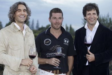 MDZol | Juan Santacruz -entre los invitados-, junto a Nicolás Audebert -manager y chief winemaker de Cheval- y Ramiro Otaño -director de Moët Hennessy Argentina-. Foto: Cheval des Andes