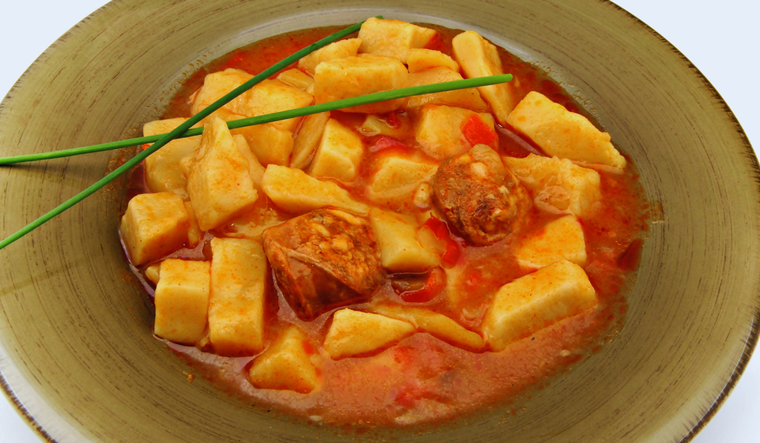 Aunque hoy es un plato conocido nacionalmente, la receta originalmente se elaboraba s&oacute;lo en hogares rurales y se transmit&iacute;a de manera oral.