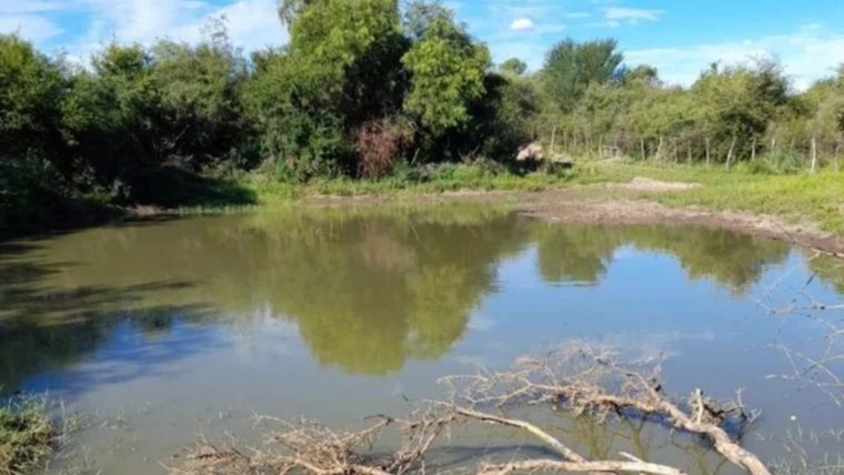La nena cayó a una represa mientras su madre trabajaba y fue hallada cuando ya no tenía signos vitales