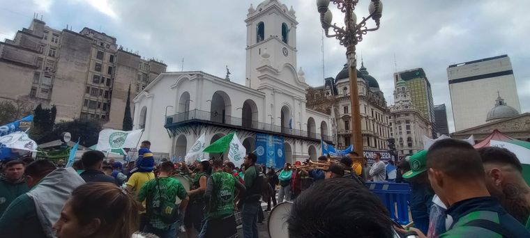 El cabildo de Massa para aplaudir sus medidas. Foto: Pablo Icardi