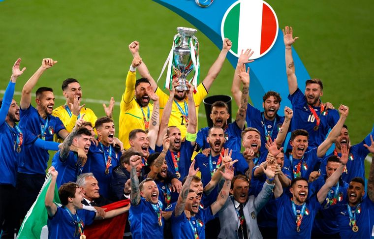 Selección de Italia Un campeón de Europa con Italia aseguró que le fue mejor con las mujeres por ser futbolista.