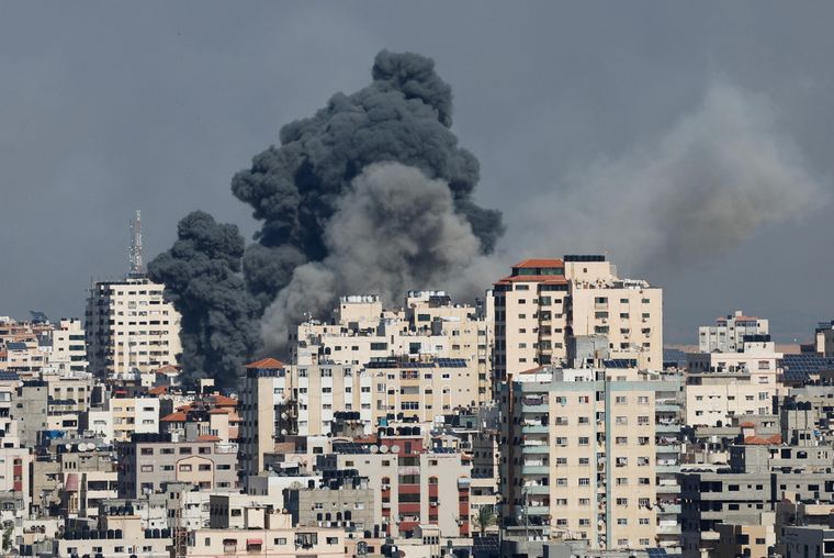 El humo se eleva tras los ataques israelíes en Gaza Foto: NA- REUTERS/Mohammed Salem