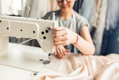 Las prendas son reutilizables gracias a las modistas. Foto: Shutterstock