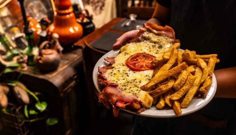 En los bodegones se pueden comer platos gigantes de la gastronomía argentina como la típica milanesa a la napolitana con papas fritas.