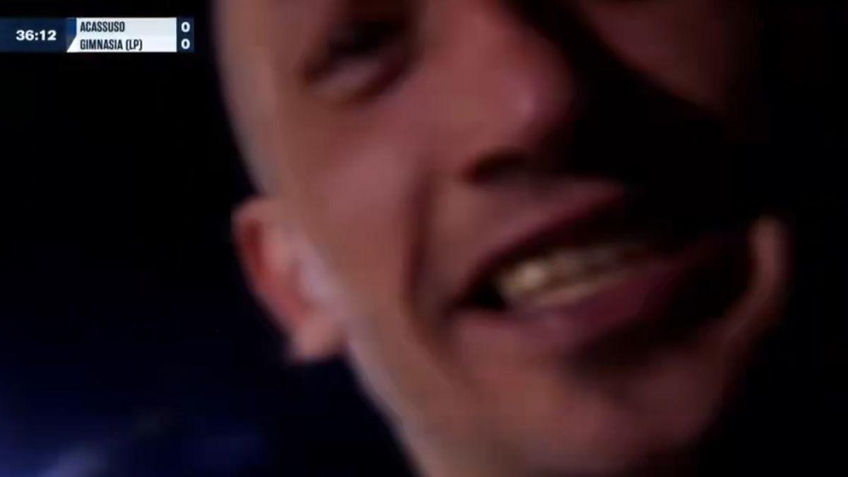 Detuvieron al hincha que tomó una cámara de TV en pleno partido de Copa Argentina y revelaron qué frase gritó al aire