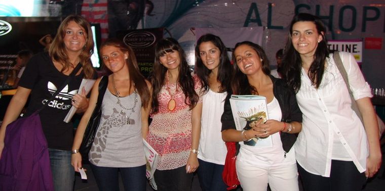 Anto, Flor, Naty, Emi, Angy y Flor no quisieron perderse la cita con la moda. Foto: MDZ