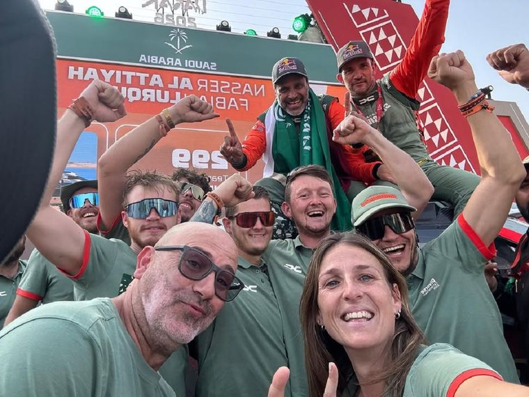 Nasser Al-Attiyah celebra su sexto título en el Dakar.