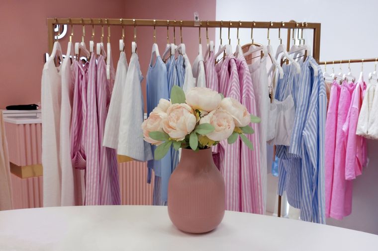 El verano marca el regreso de tonos audaces y energéticos. Foto: Shutterstock El verano marca el regreso de tonos audaces y energéticos. Foto: Shutterstock