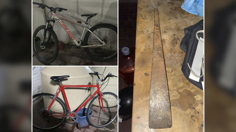 Las bicicletas y la barreta secuestradas a los menores de edad que cayeron por el intento de robo a una vivienda.&nbsp;
