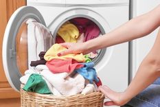 ¡Haz que tu ropa dure más! Aprende cómo meterla al lavarropas para cuidar sus colores y tejidos. Foto: Shutterstock.