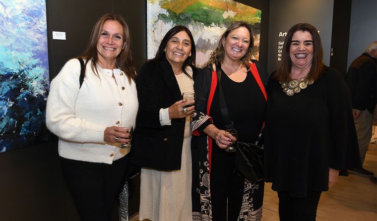 Las amigas de Gabriela Scordo se acercaron a la Legislatura para acompañarla en una noche especial. Las amigas de Gabriela Scordo se acercaron a la Legislatura para acompañarla en una noche especial.